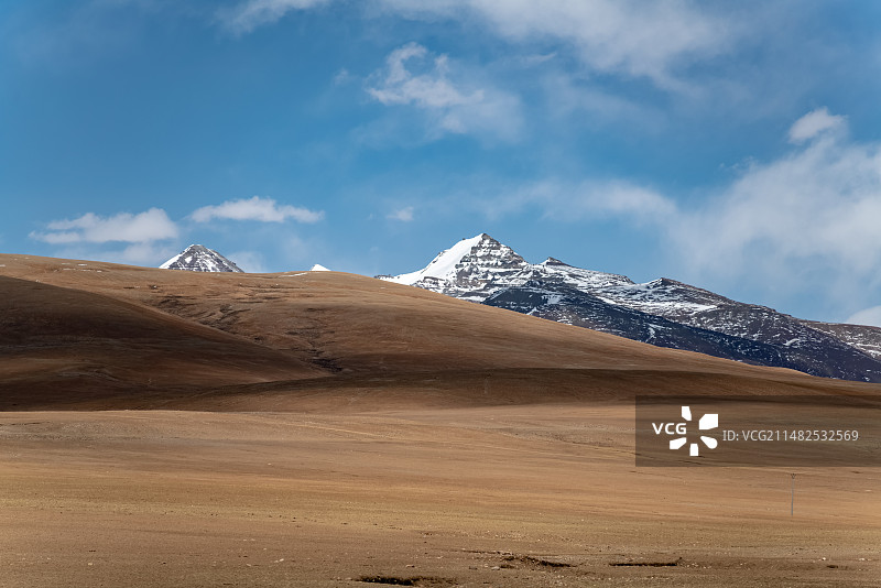 冈底斯山脉冈仁波齐主峰和起伏的山景图片素材