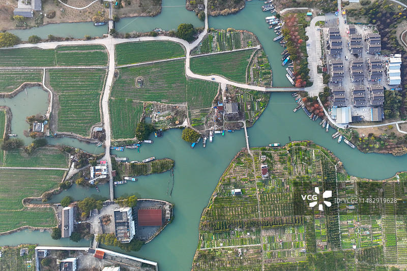 城市建筑中的河流高角度景观图片素材