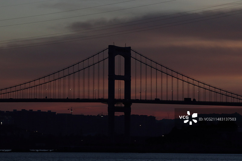 夕阳下汕头海湾大桥的剪影图片素材