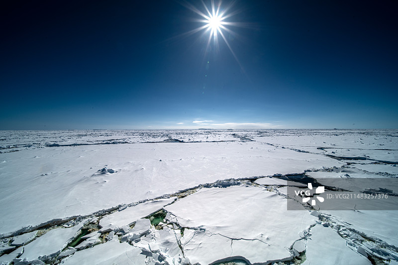 太阳星芒下南极海面浮冰图片素材