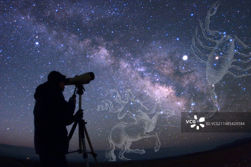 观星者观察天蝎座和射手座图片素材