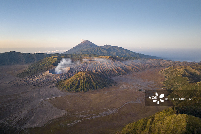 航拍日出时的Bromo火山图片素材