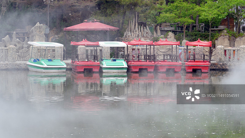 清晨的雾气包裹着湖中的游船图片素材
