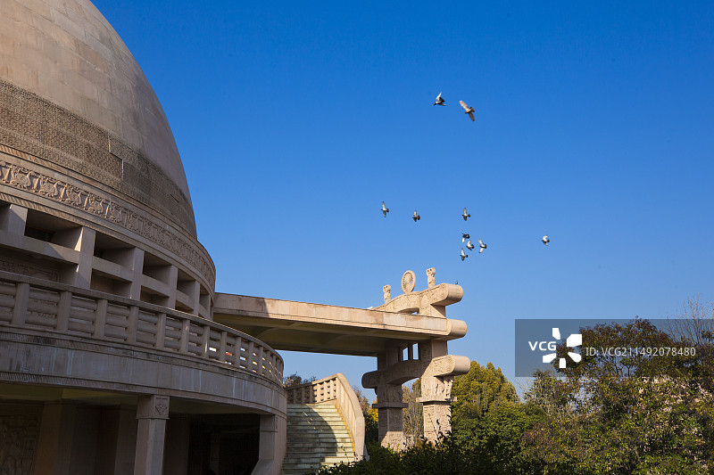 飞过洛阳白马寺印度佛殿的白鸽鸽群图片素材