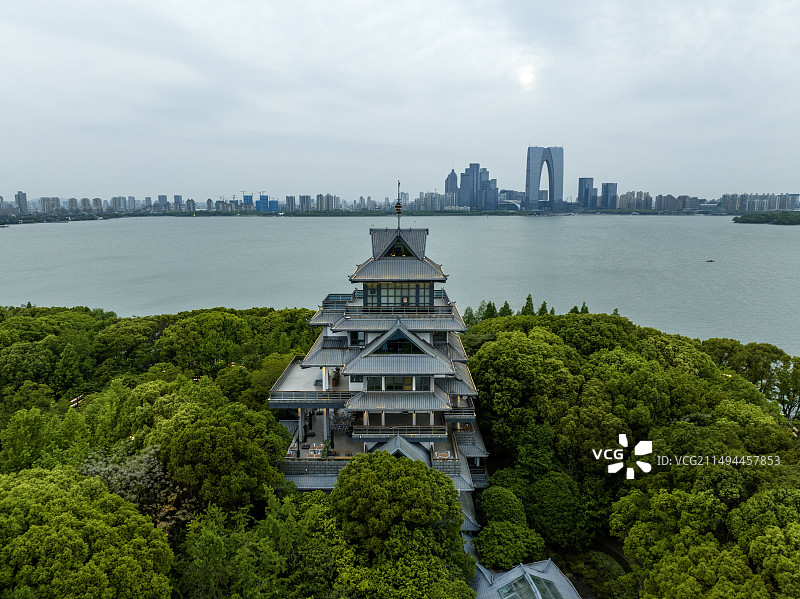 苏州金鸡湖桃花岛紫气阁中式建筑夜景航拍图片素材