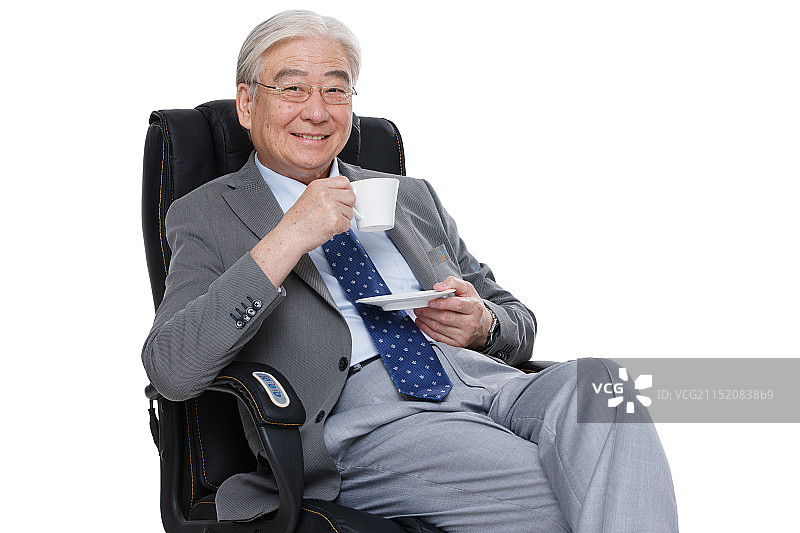 一个坐在老板椅上喝咖啡的老年男人图片素材