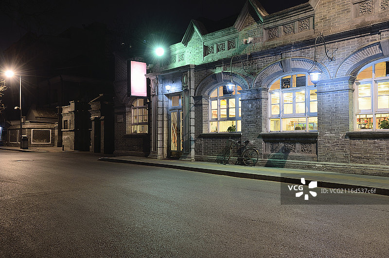 欧洲古典风格老建筑和胡同怀旧夜景图片素材