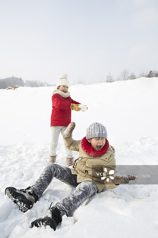 两个小孩打雪仗图片素材
