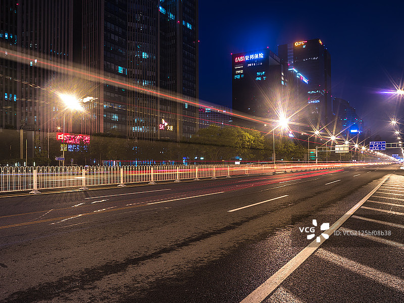 北京二环主路的道路交通及车流灯轨图片素材