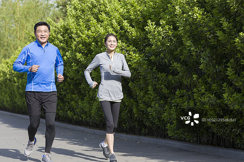 中年夫妇在公园跑步健身图片素材