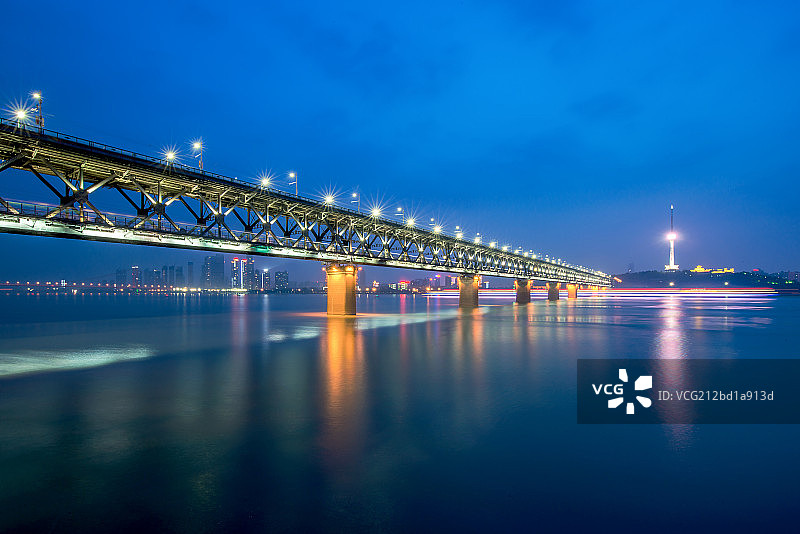 武汉长江大桥夜景图片素材