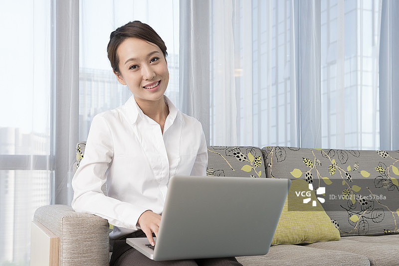 Young woman using laptop图片素材