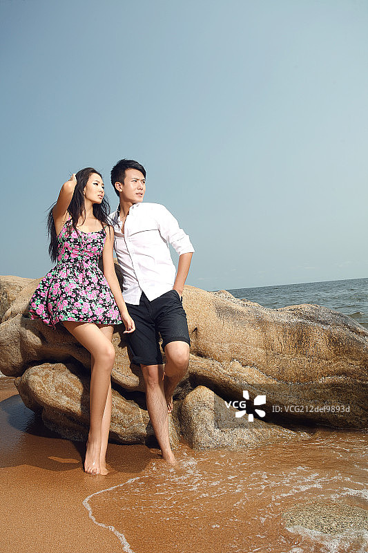 青年伴侣在海边图片素材