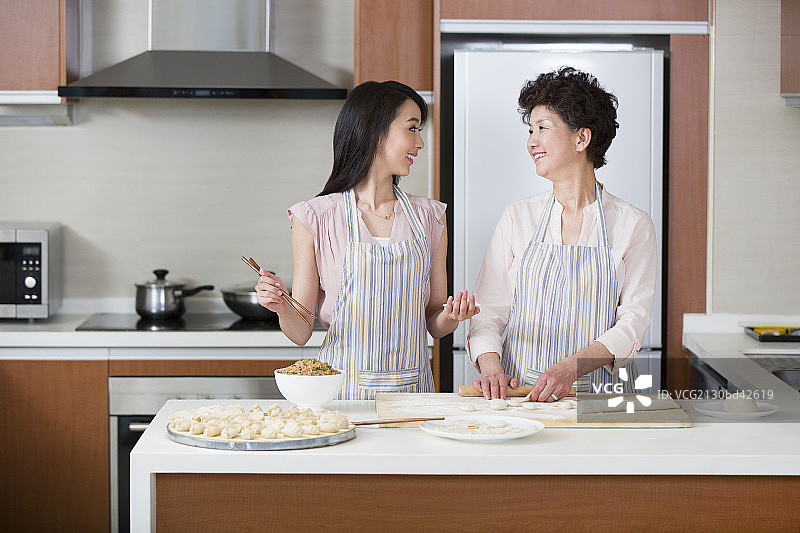 妈妈和女儿包饺子图片素材