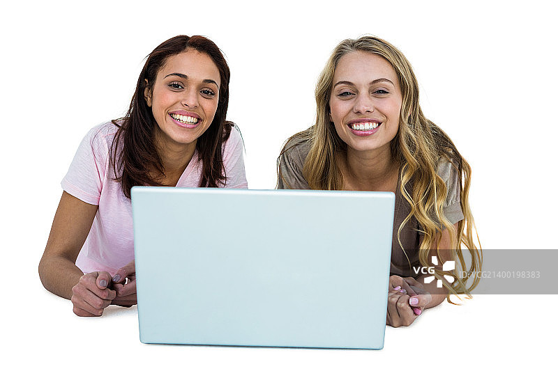 两个女孩在用笔记本电脑和smi图片素材