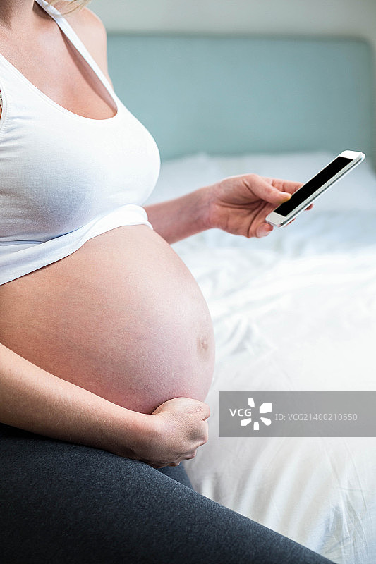 孕妇使用智能手机图片素材