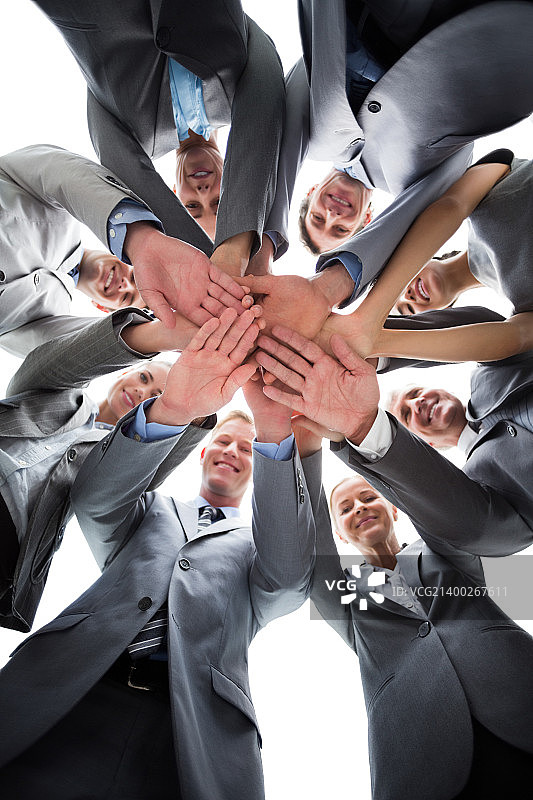 微笑的商业团队站在一起在白色的背景手拉手图片素材