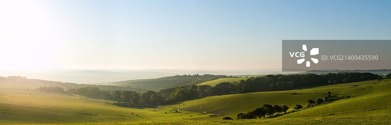 美丽的日出在英国乡村风景在夏天图片素材