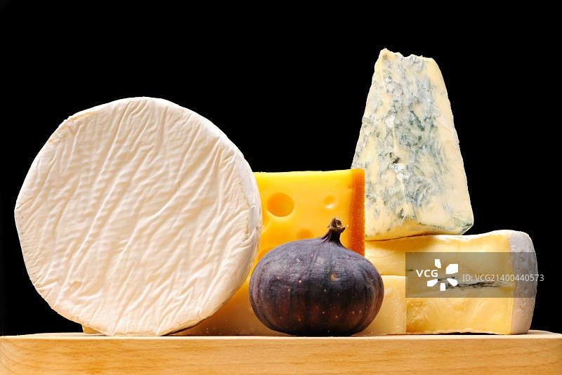 各种各样的奶酪盖在黑色的上面图片素材