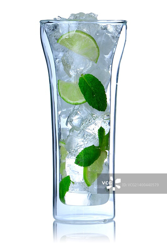 莫吉托鸡尾酒在双层玻璃隔离在白色。柔软的反射。图片素材