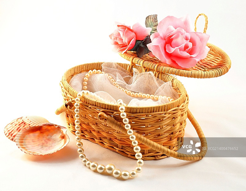 装饰篮子与珍珠在白色的背景图片素材
