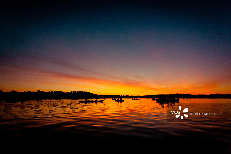 日出以上的湖水夏季时间artiff .lv图片素材