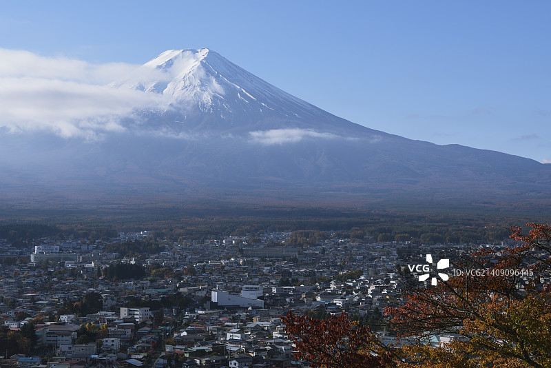 日本山梨县荒仓神龛中的富士山和富士吉田市图片素材