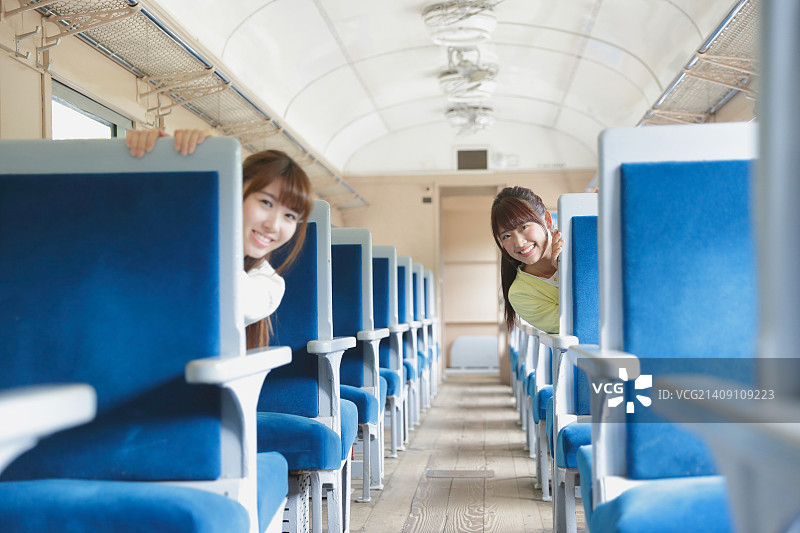 年轻的日本女人在火车旅行图片素材