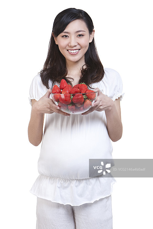 孕妇和新鲜草莓图片素材