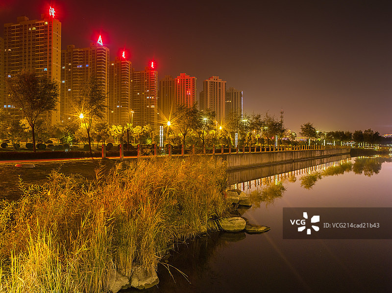 山西省太原市滨河西路高层建筑群夜景图片素材