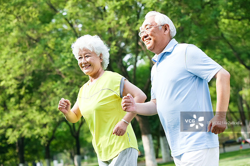 幸福的老年夫妇跑步图片素材