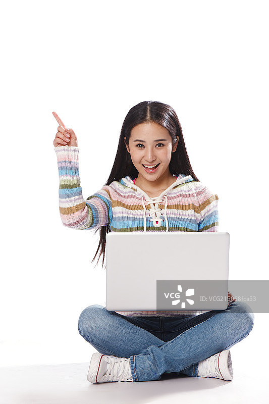 青春活力的年轻女孩使用笔记本电脑图片素材