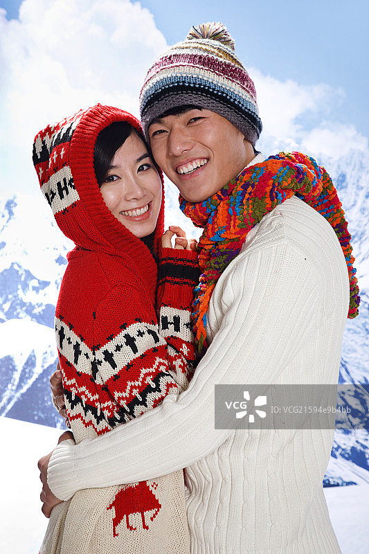 东方情侣在滑雪场图片素材