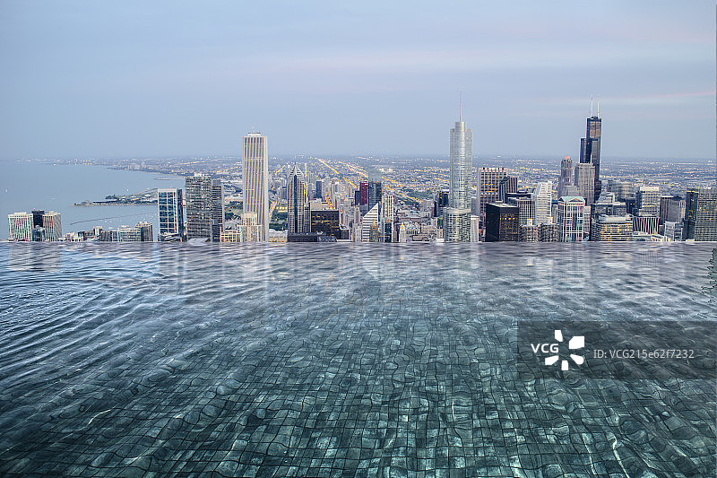 城市空中游泳池图片素材