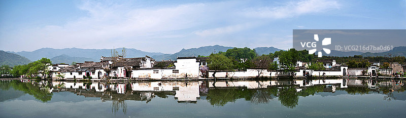 宏村古建筑全景及水中的倒影图片素材
