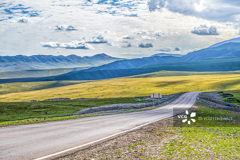 新疆草原公路图片素材