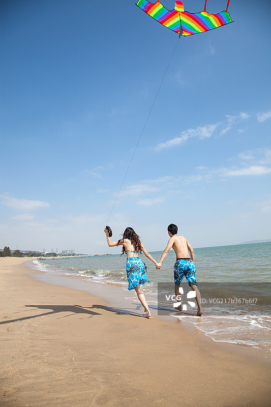 情侣在海边放风筝图片素材