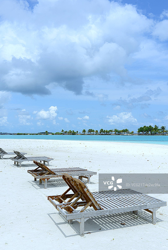 马尔代夫海边的躺椅图片素材