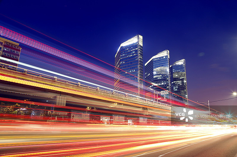 汽车概念-速度光影与北京华贸中心图片素材