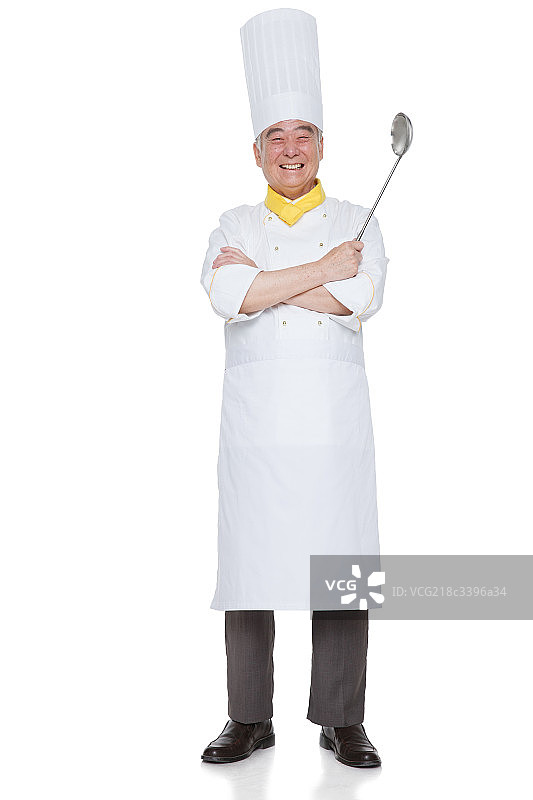 一个穿着厨师服的老年男人拿着长柄勺图片素材