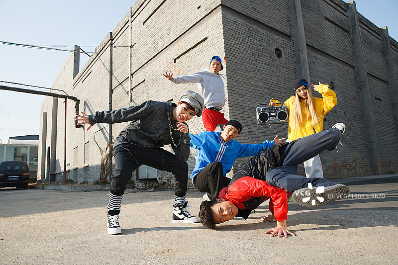 嘻哈风格的年轻人跳街舞图片素材