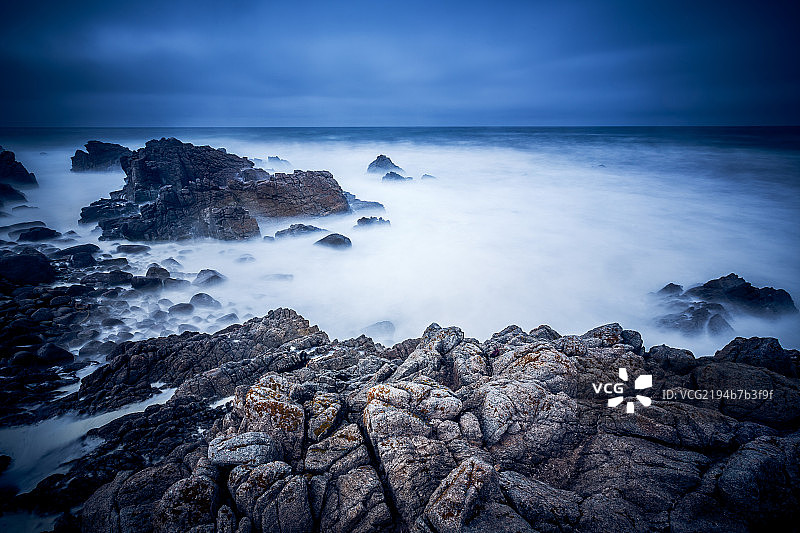 海浪中的岩石图片素材