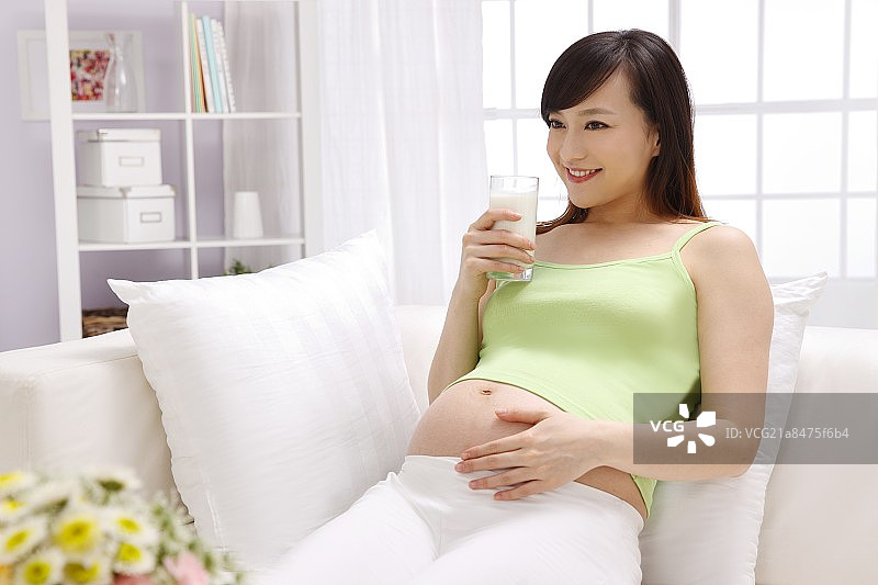 孕妇喝牛奶图片素材