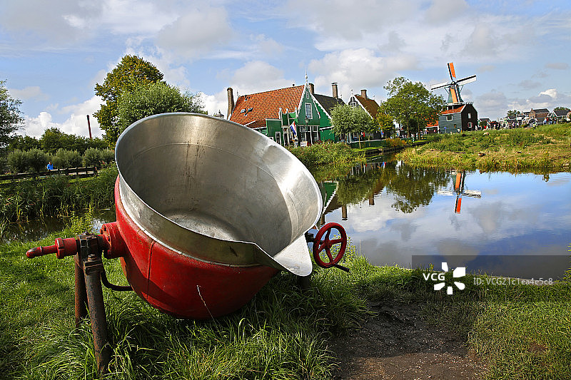 美丽的荷兰风车村图片素材