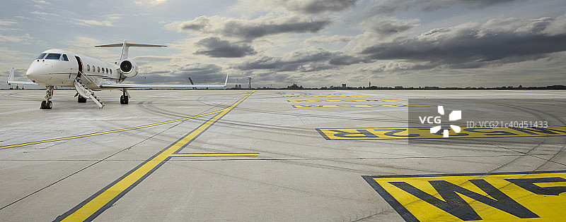 私人飞机和机场停机坪图片素材