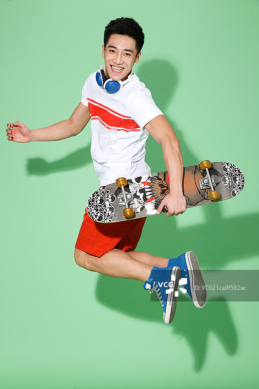 时尚活力的青年男人玩滑板图片素材