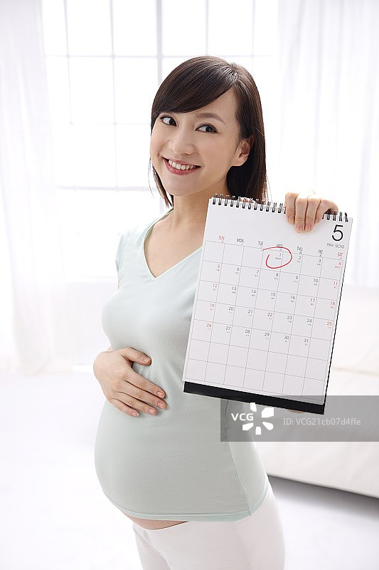 孕妇拿着日历牌图片素材