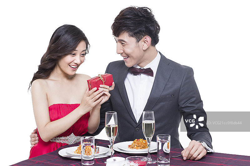 浪漫的情侣在餐厅约会图片素材