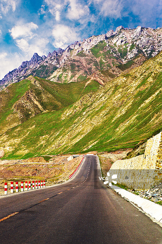 青藏高原上的公路图片素材