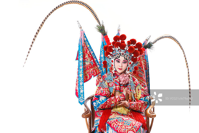 女京剧表演者坐在椅子上图片素材